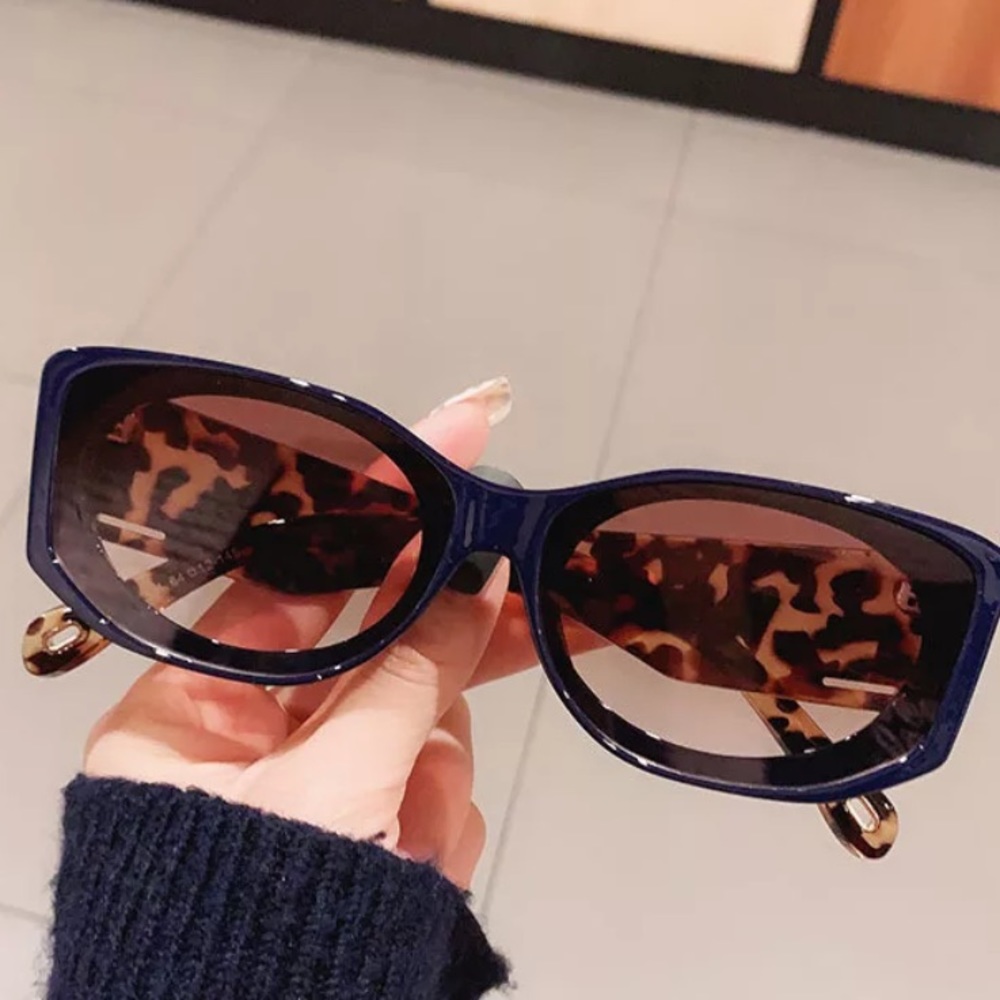 Blue Tea Square Sunglasses with Leopard Temples